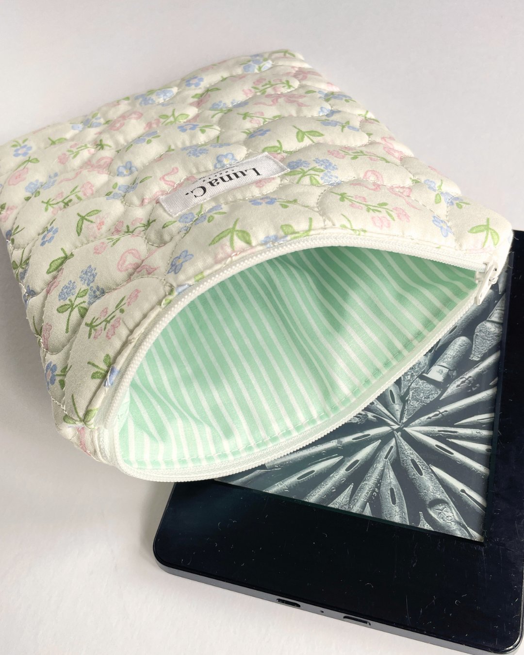 Cream, Pink & Blue Floral Bows Zippered Kindle Sleeve